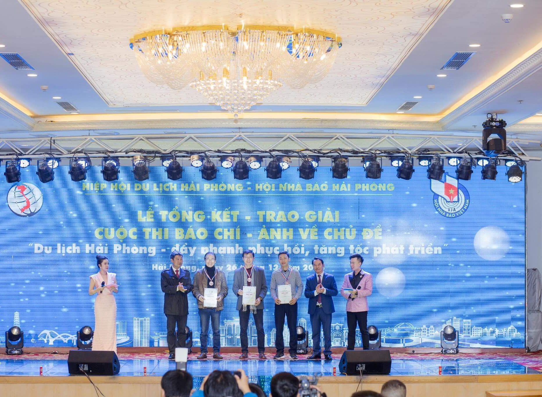 Nhà hàng tổ chức tiệc cuối năm