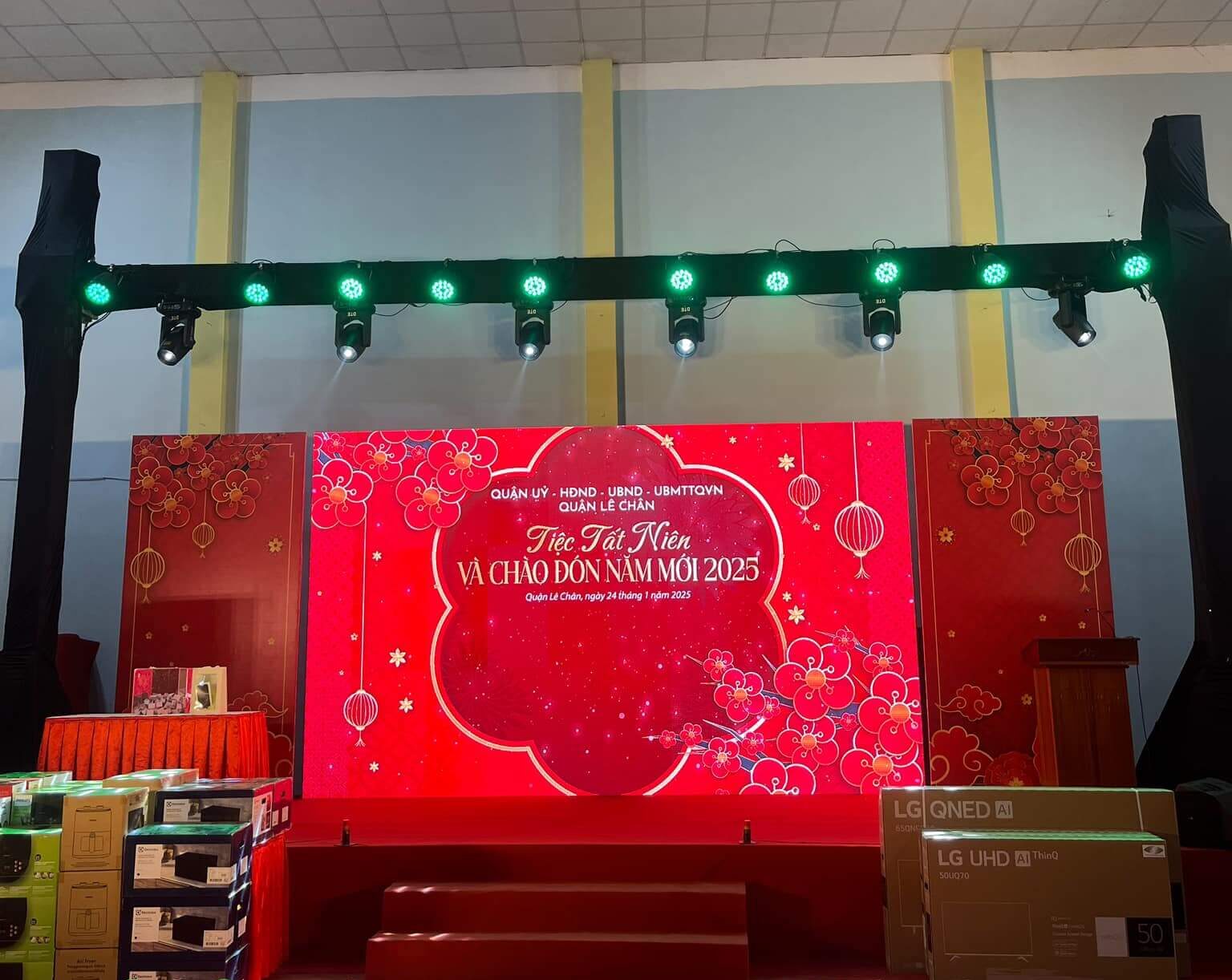 Vì sao nên tổ chức tiệc tất niên nhỏ?