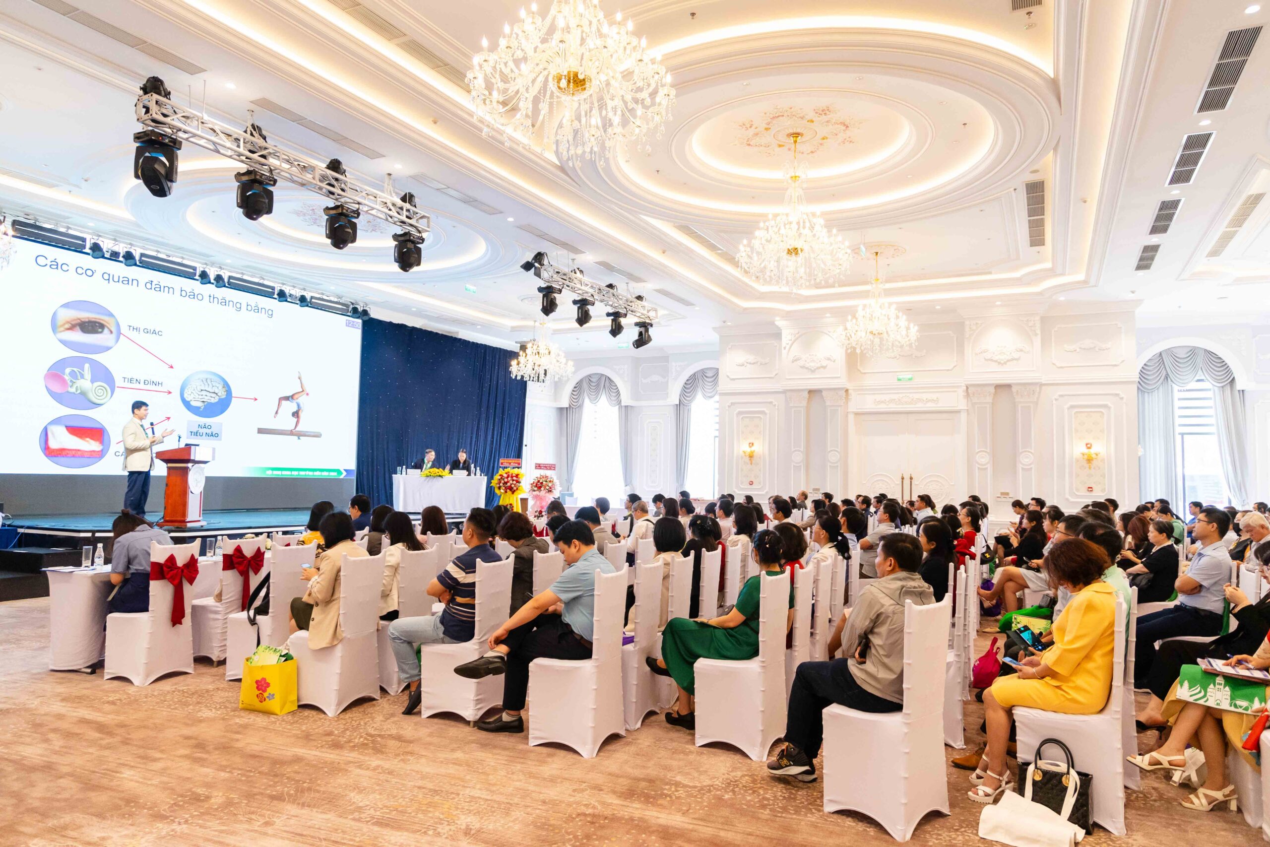 Khách sạn tổ chức tiệc cuối năm 