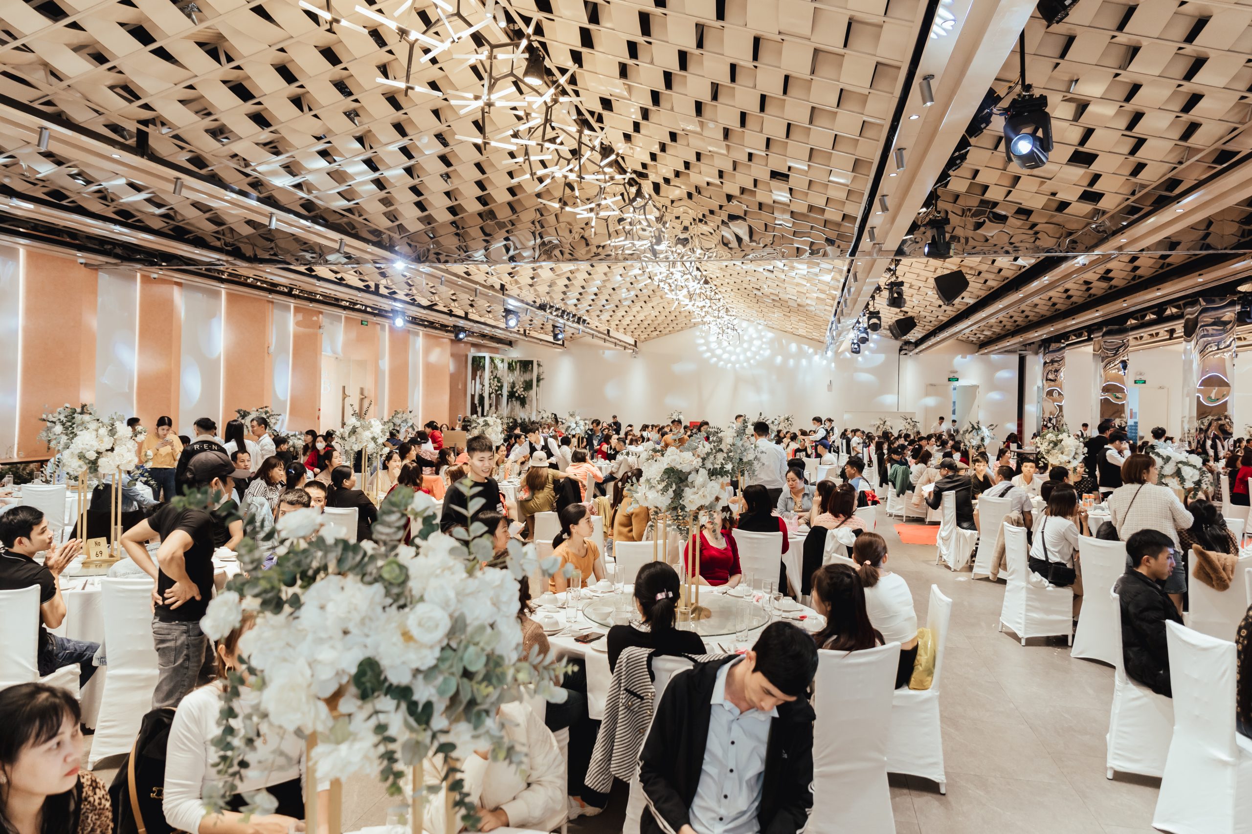 Khách sạn tổ chức tiệc cuối năm 