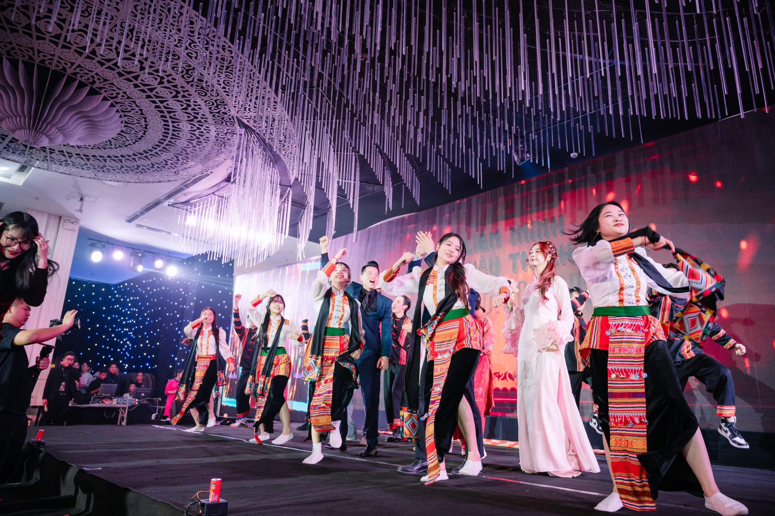 Lựa chọn tên chủ đề tiệc cuối năm