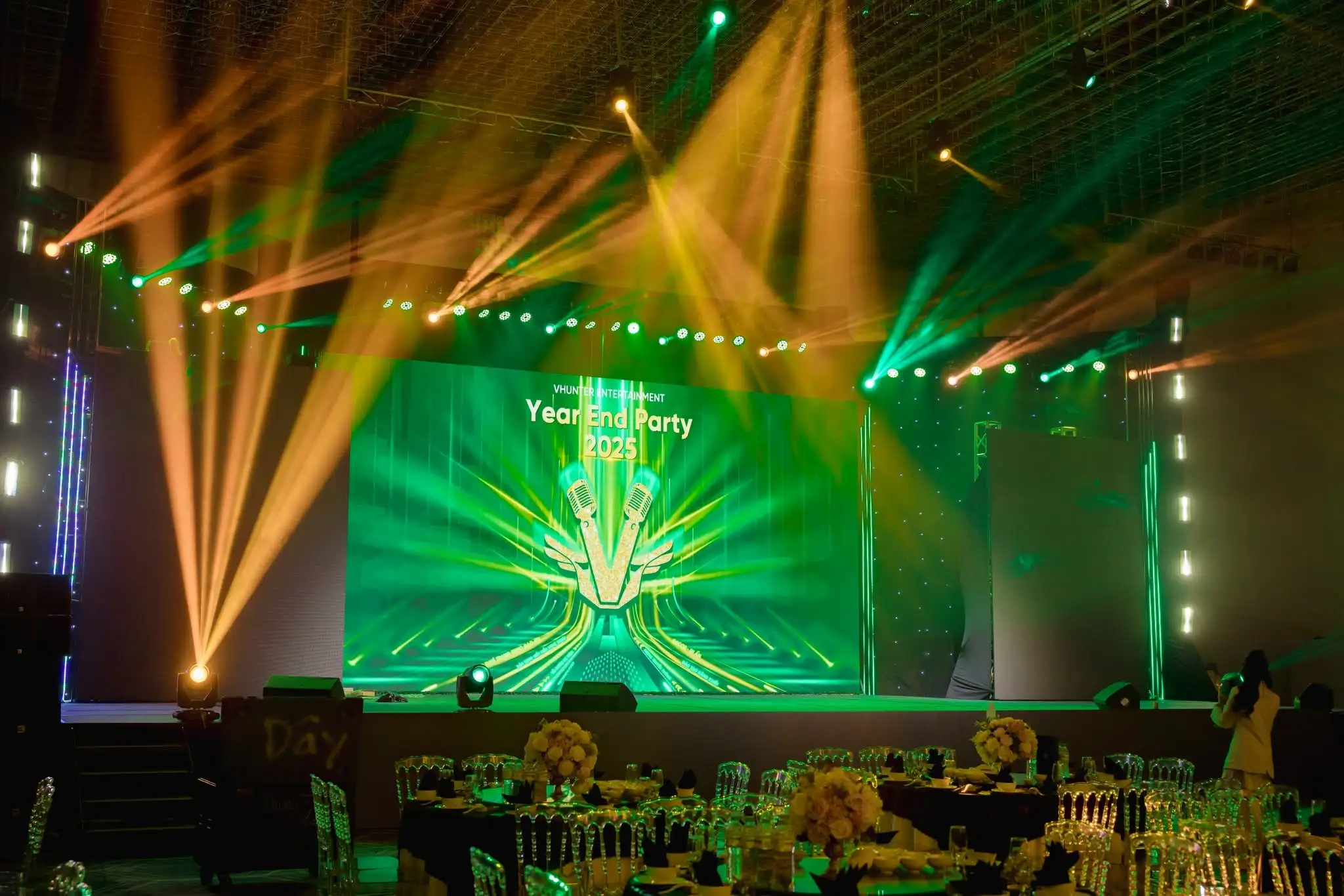 Year End Party background trên sân khấu LED