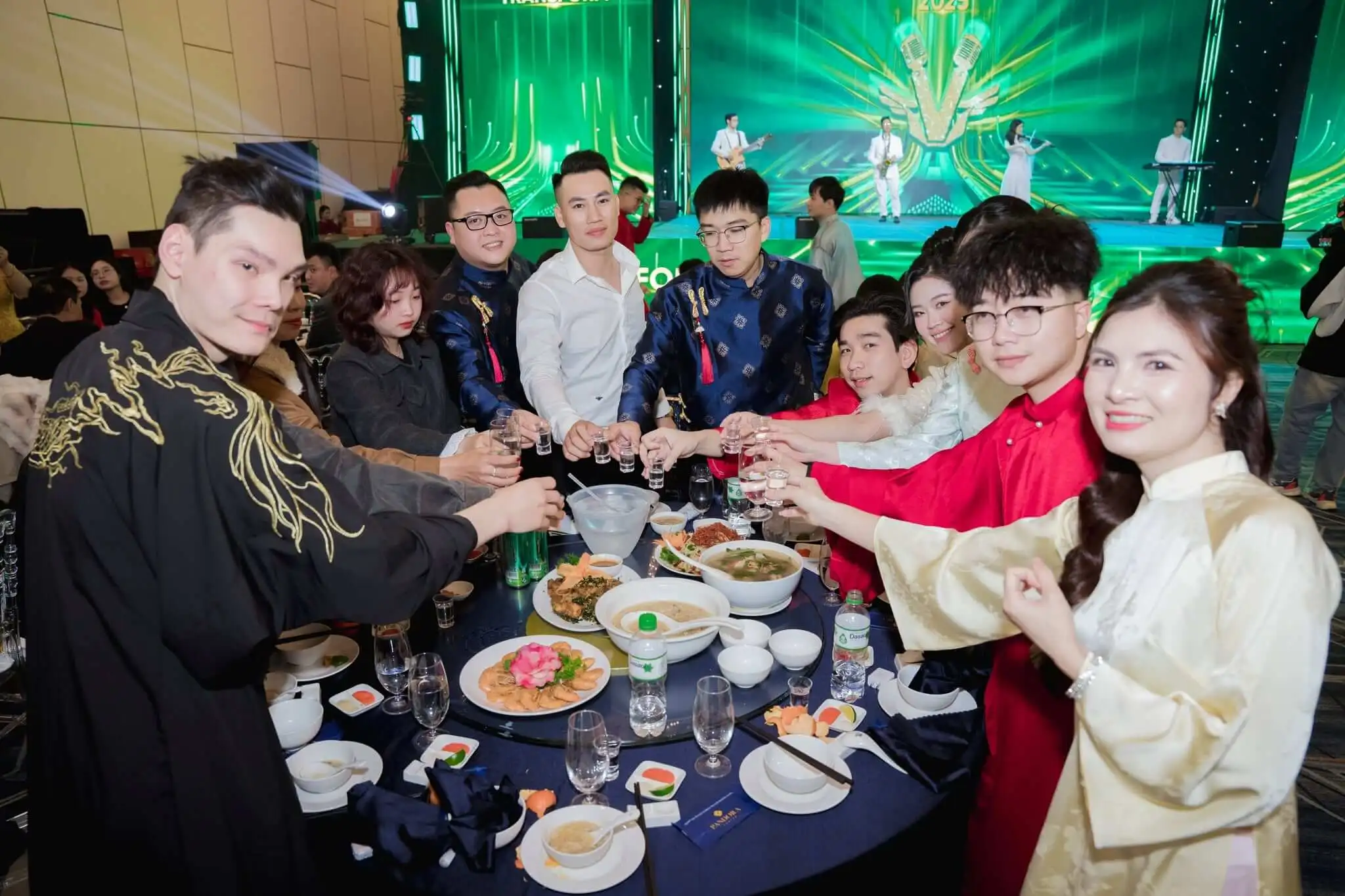 Bàn tiệc doanh nghiệp trong chương trình Year End Party